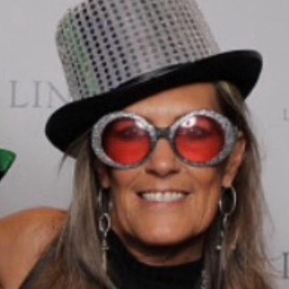 Meet your Posher, Deanna - Picture 2 of 3